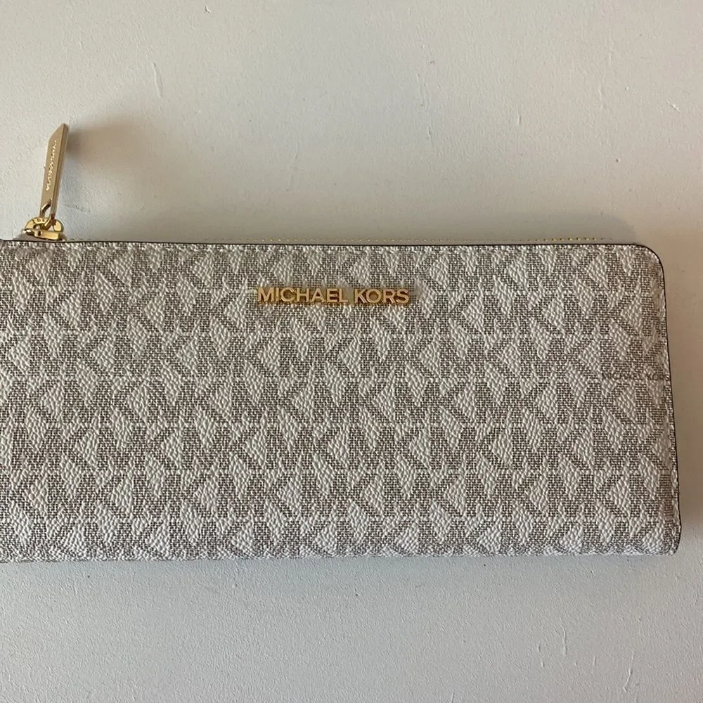NWT Michael Kors Jet Set long Wallet- cream